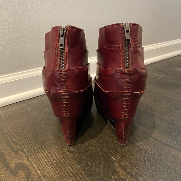 LD Tuttle The Haunt booties in Blood - Picture 4 of 7